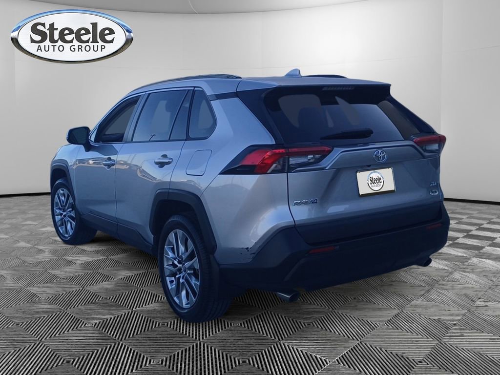 Used 2021 Toyota RAV4 XLE Premium image 3