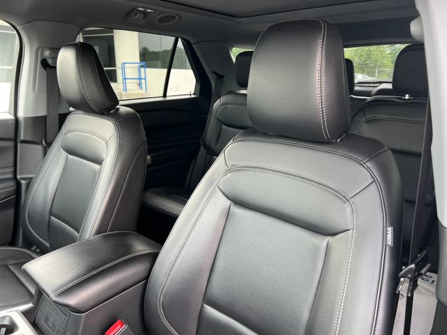 Used 2023 Ford Explorer XLT w/ Equipment Group 202A AWD/4WD image 18