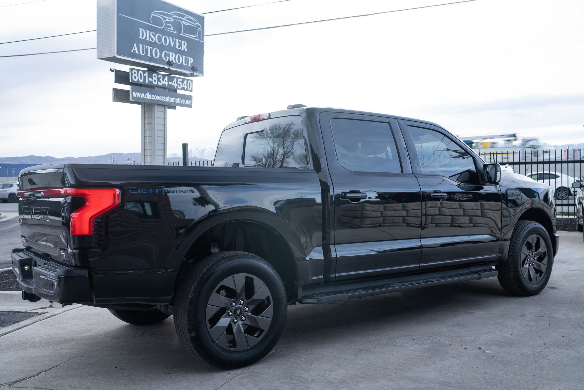 Used 2022 Ford F150 Lightning Lariat image 9