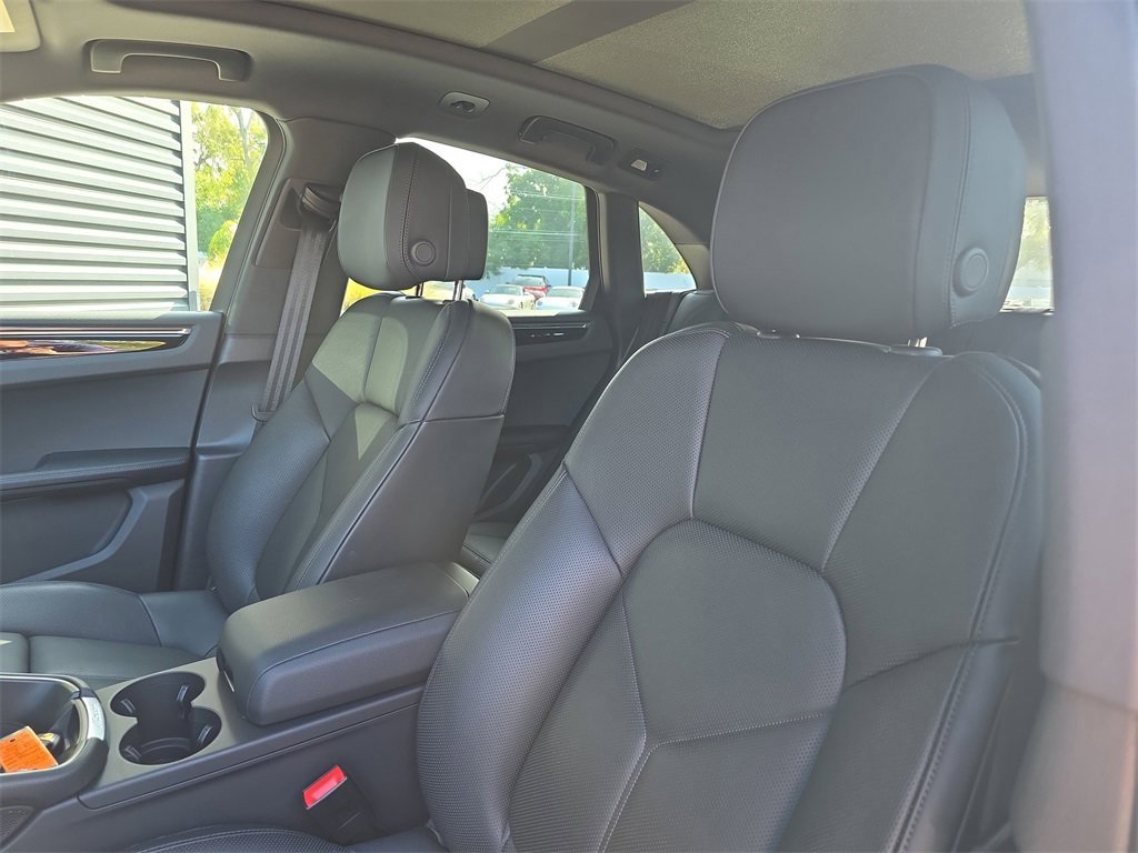 Used 2025 Porsche Macan image 5