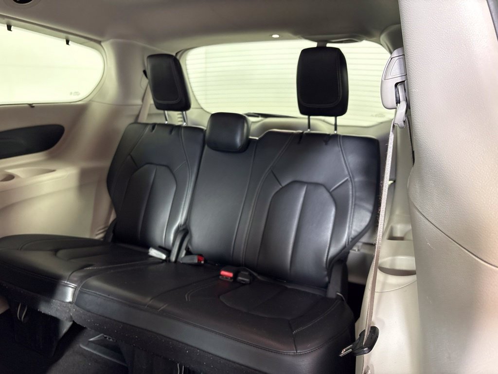 Used 2022 Chrysler Pacifica Touring-L FWD image 18