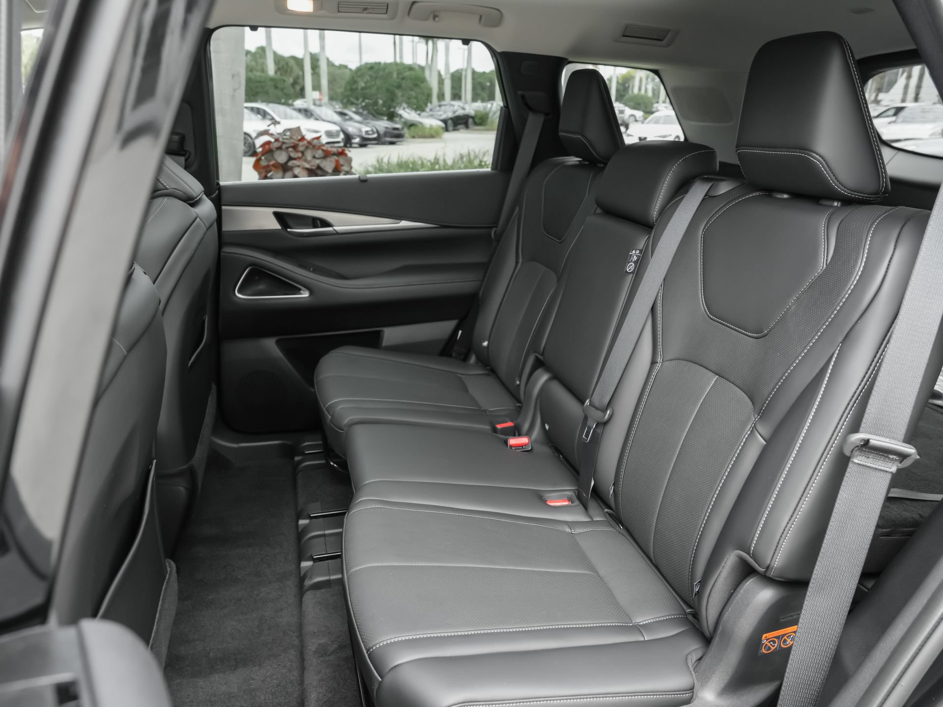 Certified 2026 INFINITI QX60 Luxe w/ Family Package FWD image 33