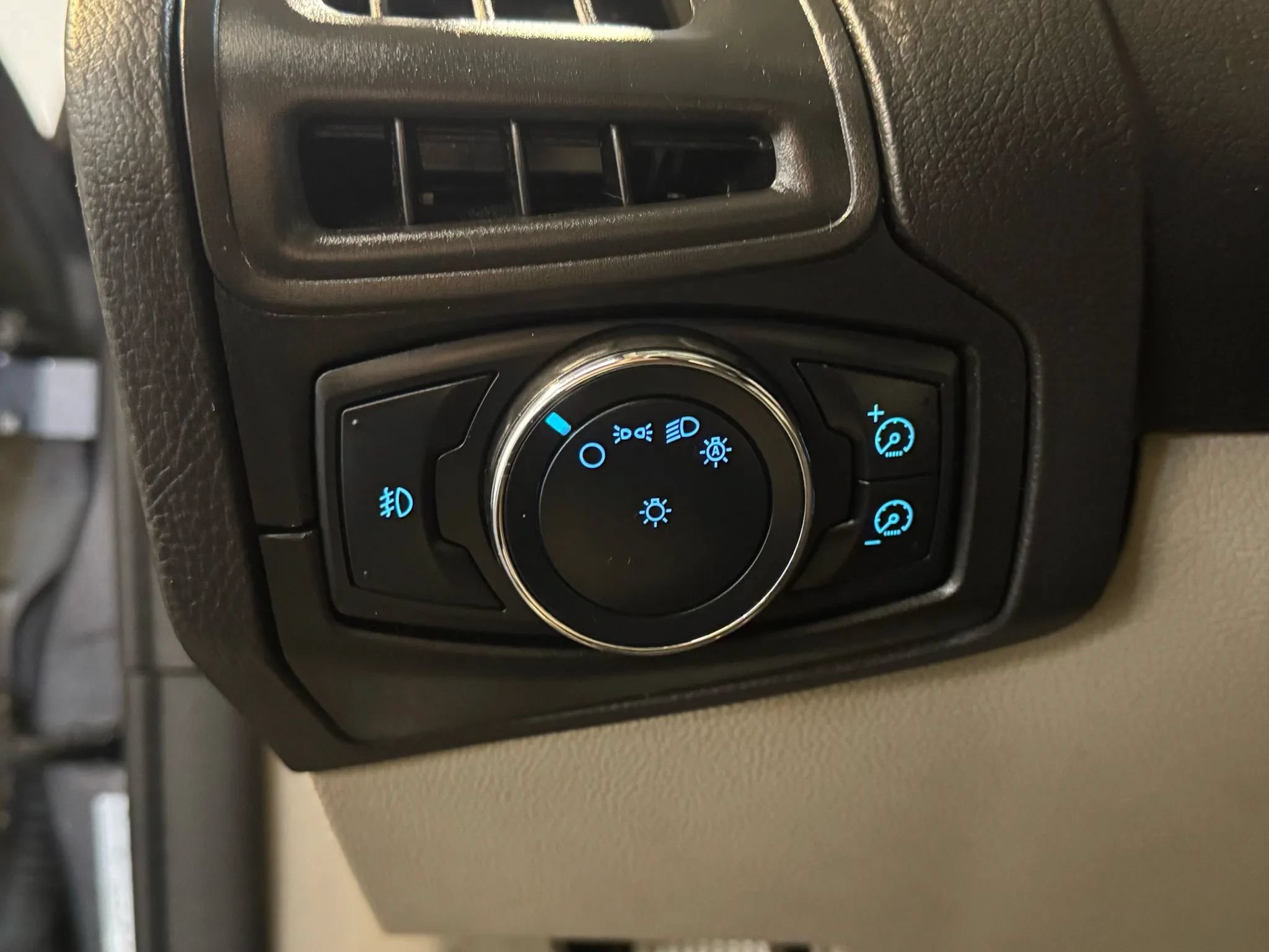 Used 2012 Ford Focus SEL FWD image 14