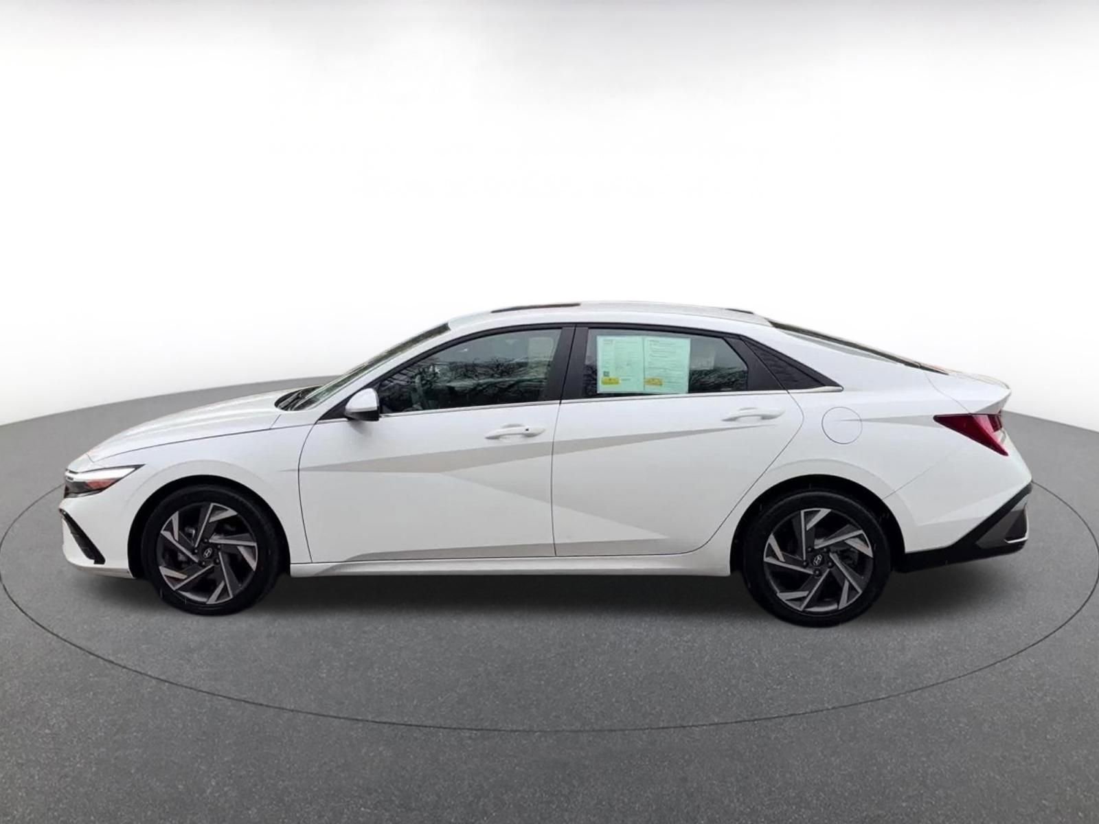 Used 2025 Hyundai Elantra SEL FWD image 9