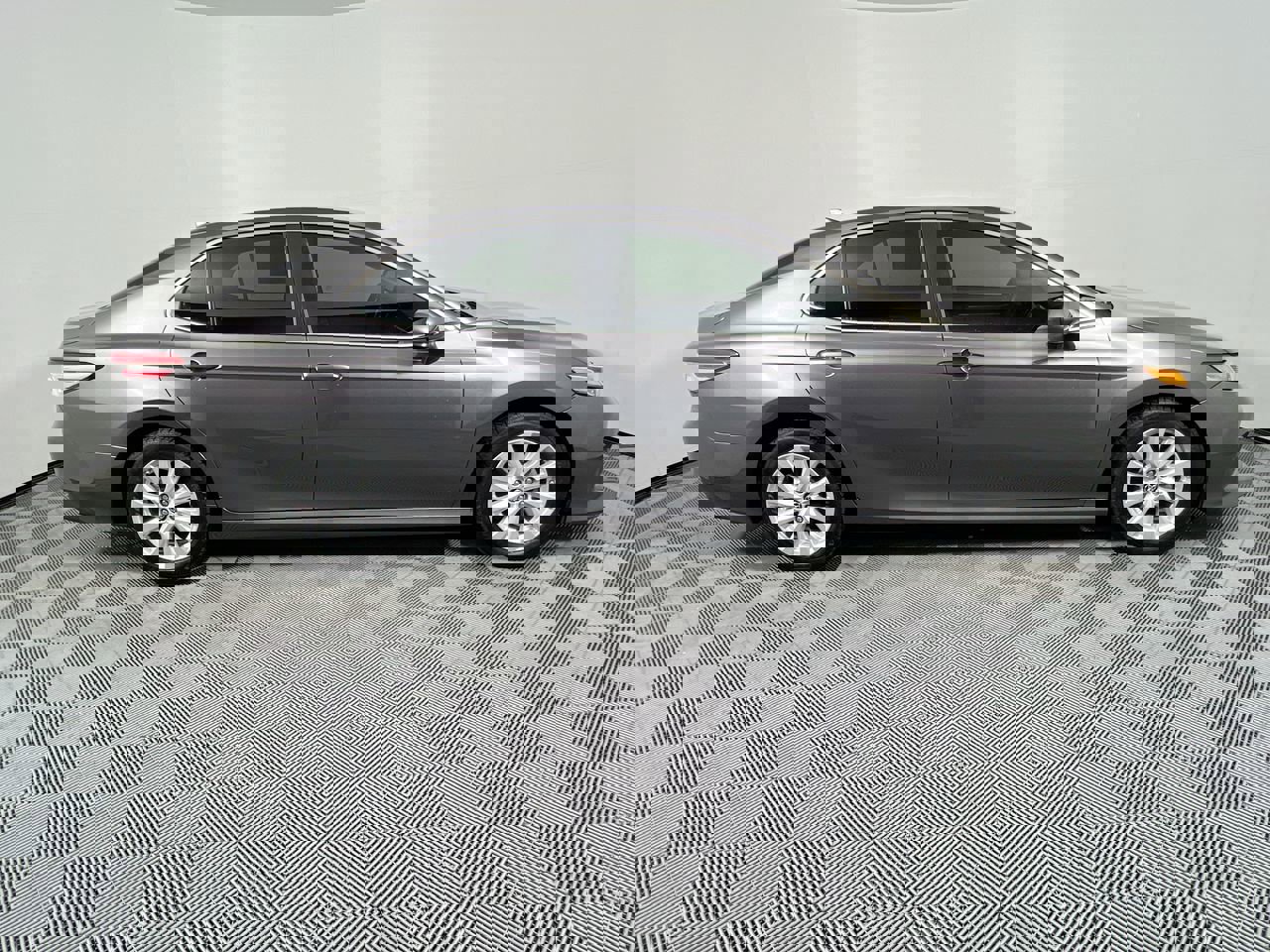 Used 2019 Toyota Camry LE image 2