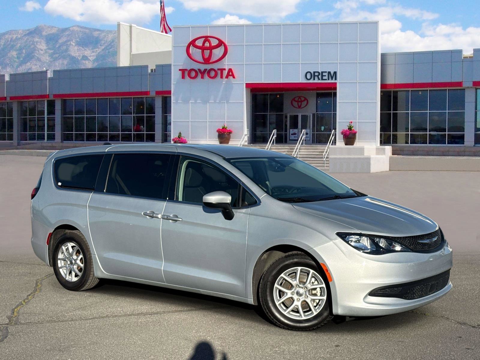 Used 2022 Chrysler Voyager LX image 1