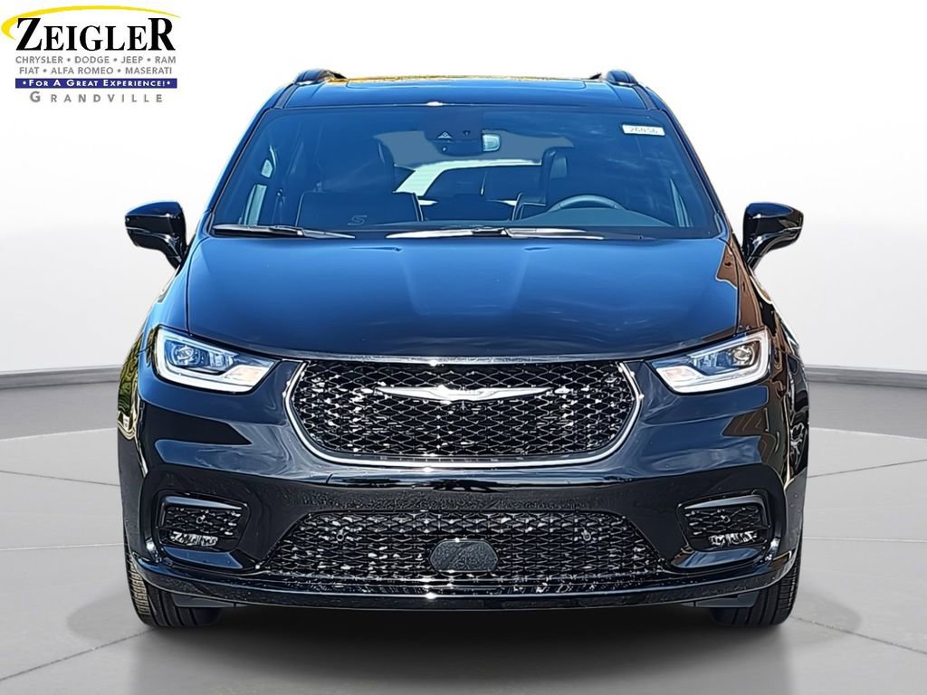 New 2026 Chrysler Pacifica Limited w/ S Appearance Package image 2