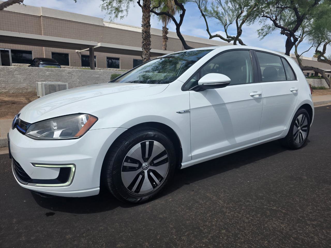 Used 2016 Volkswagen e-Golf SE w/ DC Fast Charging Package FWD image 2
