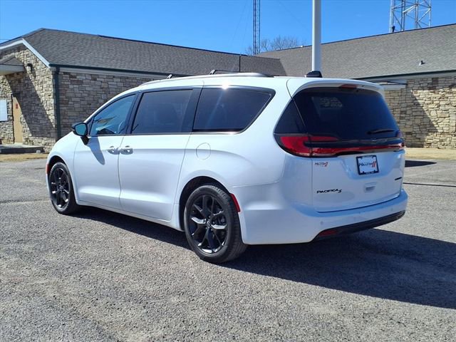 Used 2025 Chrysler Pacifica Limited image 16
