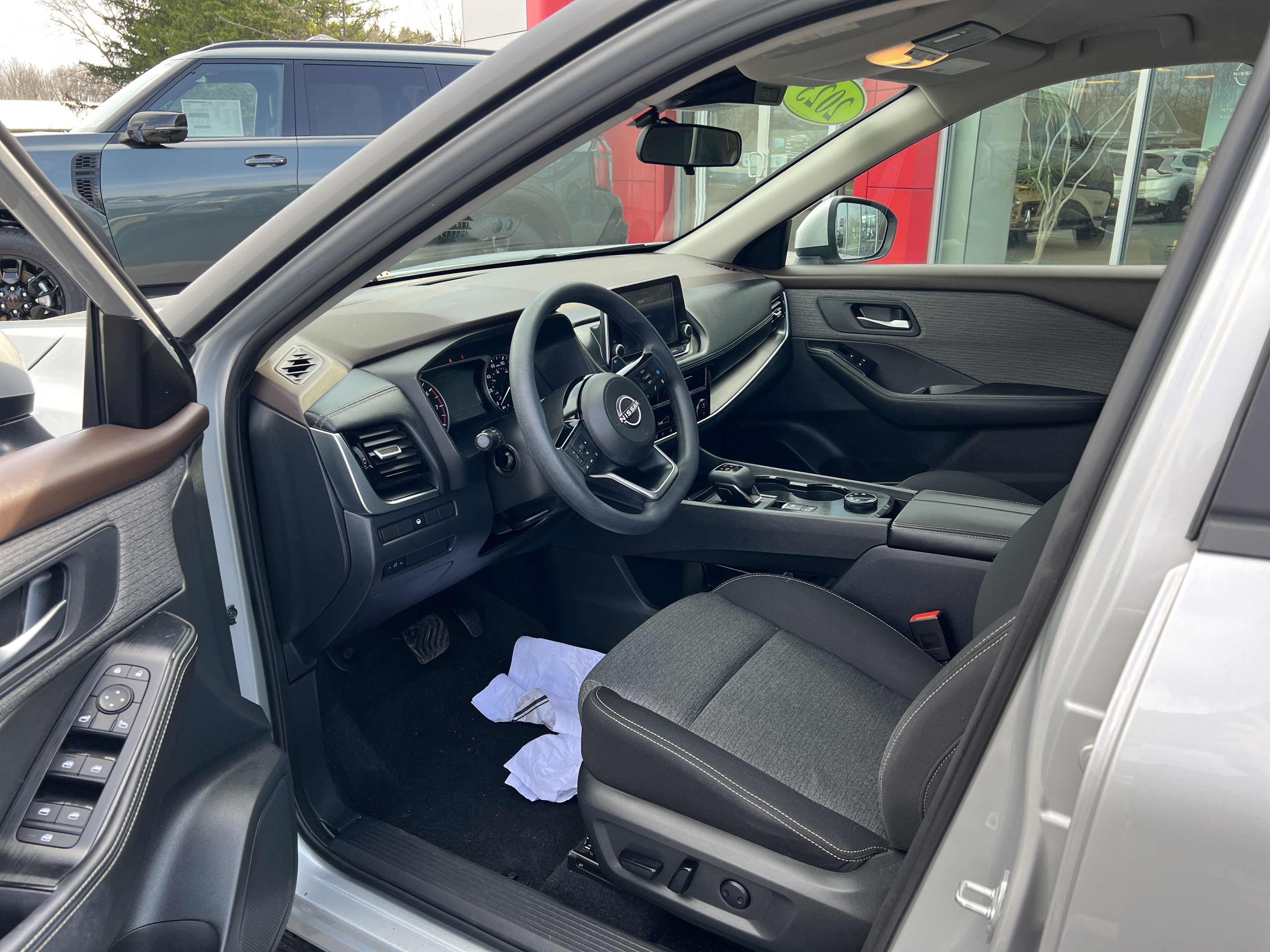 Used 2023 Nissan Rogue SV image 3