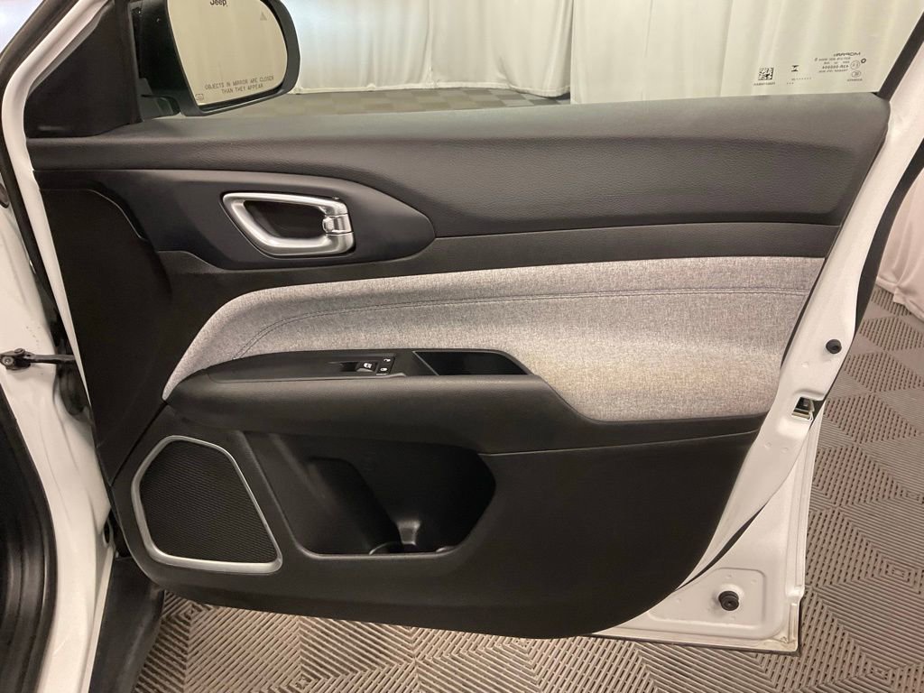 Used 2024 Jeep Compass Latitude image 29