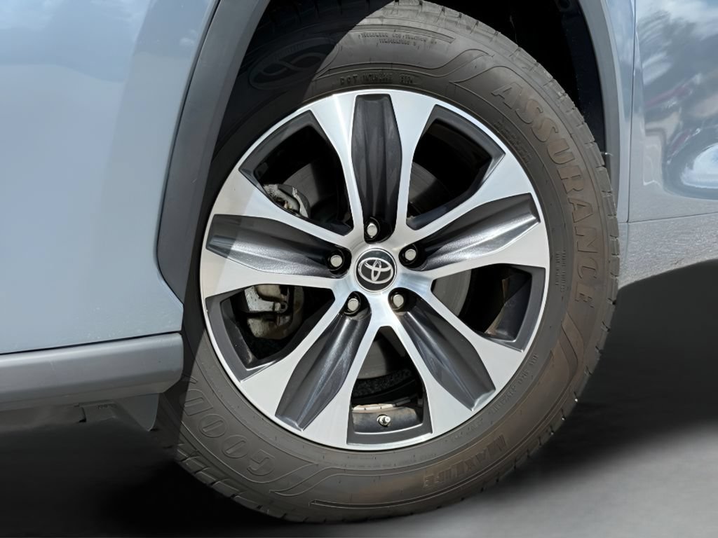 Used 2022 Toyota Highlander XLE AWD/4WD image 28