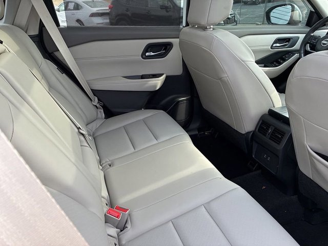 Used 2024 Nissan Rogue SV w/ SV Premium Package image 19