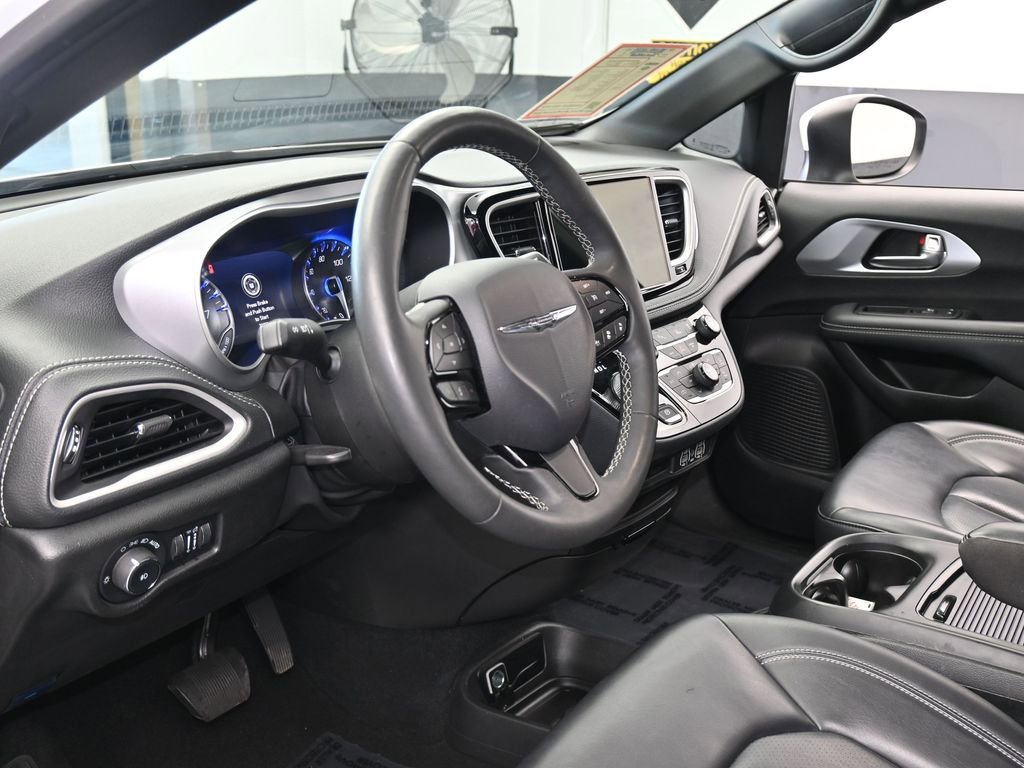 Used 2023 Chrysler Pacifica Touring-L w/ S Appearance Package image 10