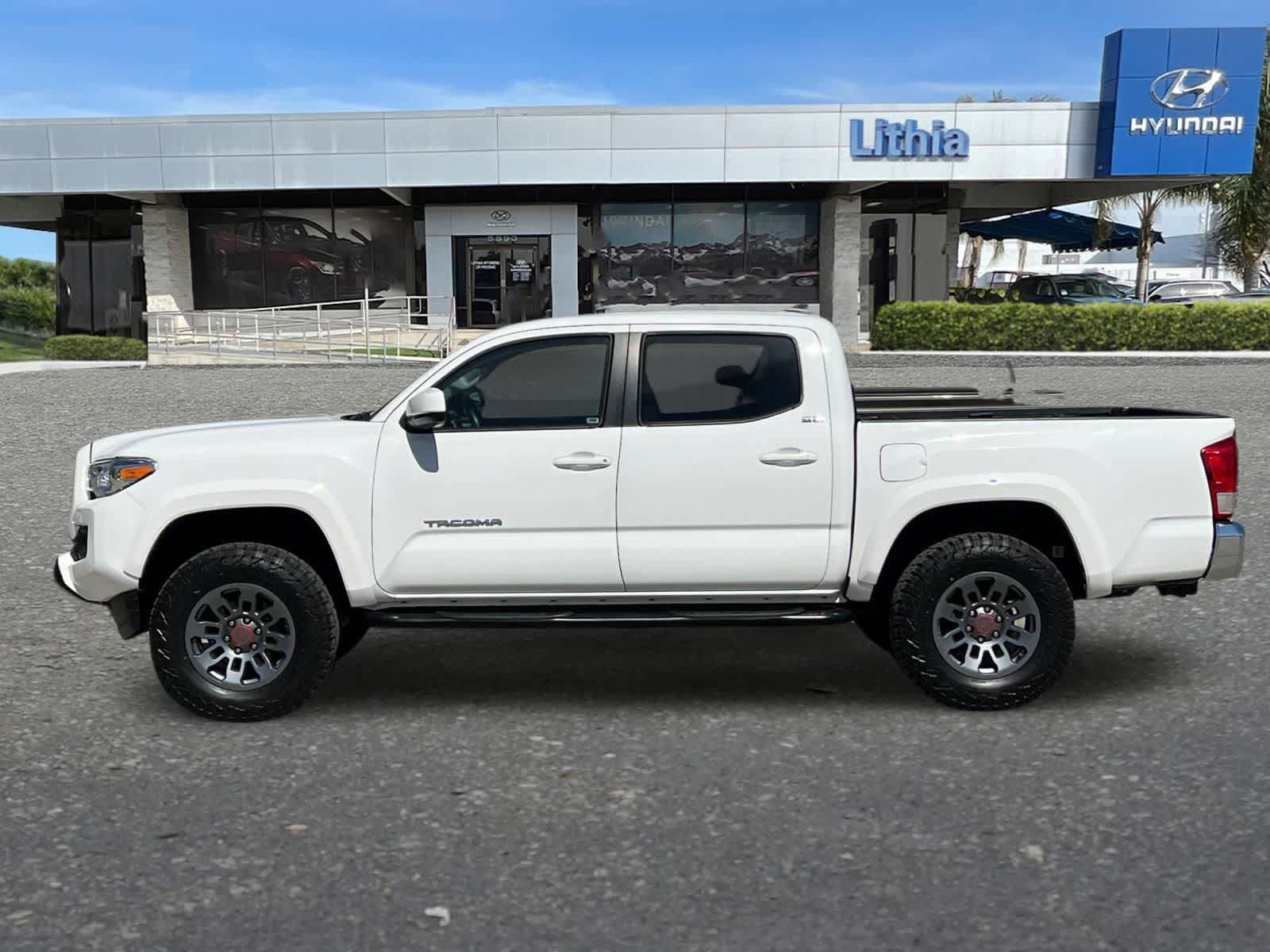 Used 2017 Toyota Tacoma SR5 w/ Tow Package RWD image 6