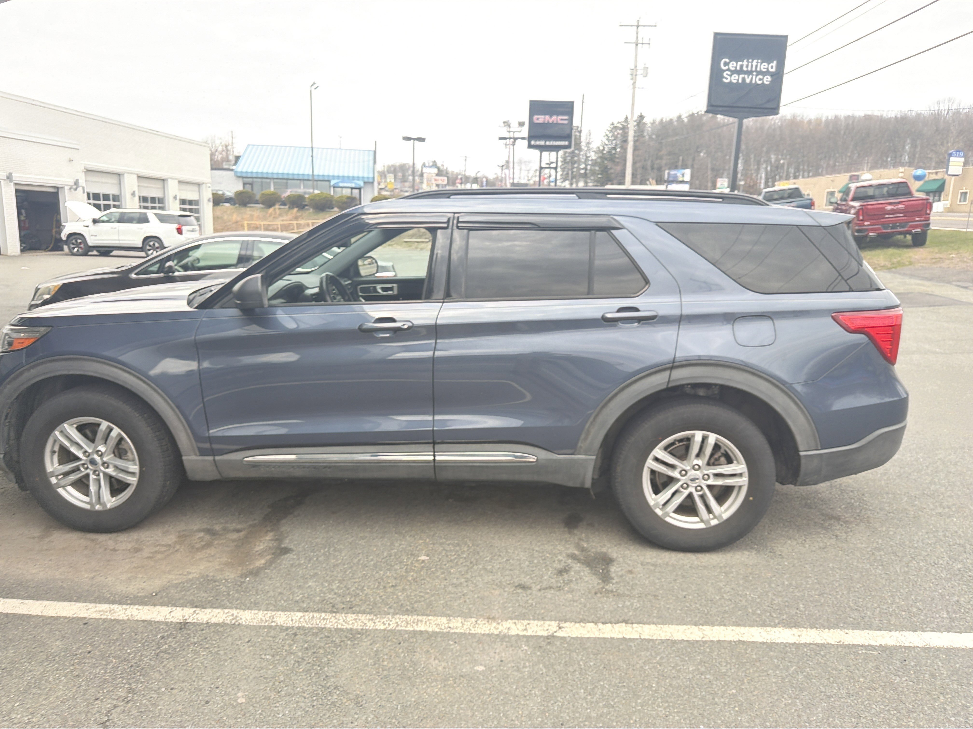 Used 2021 Ford Explorer XLT image 3