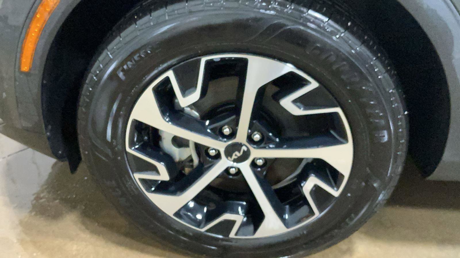 Used 2024 Kia Sportage EX image 9