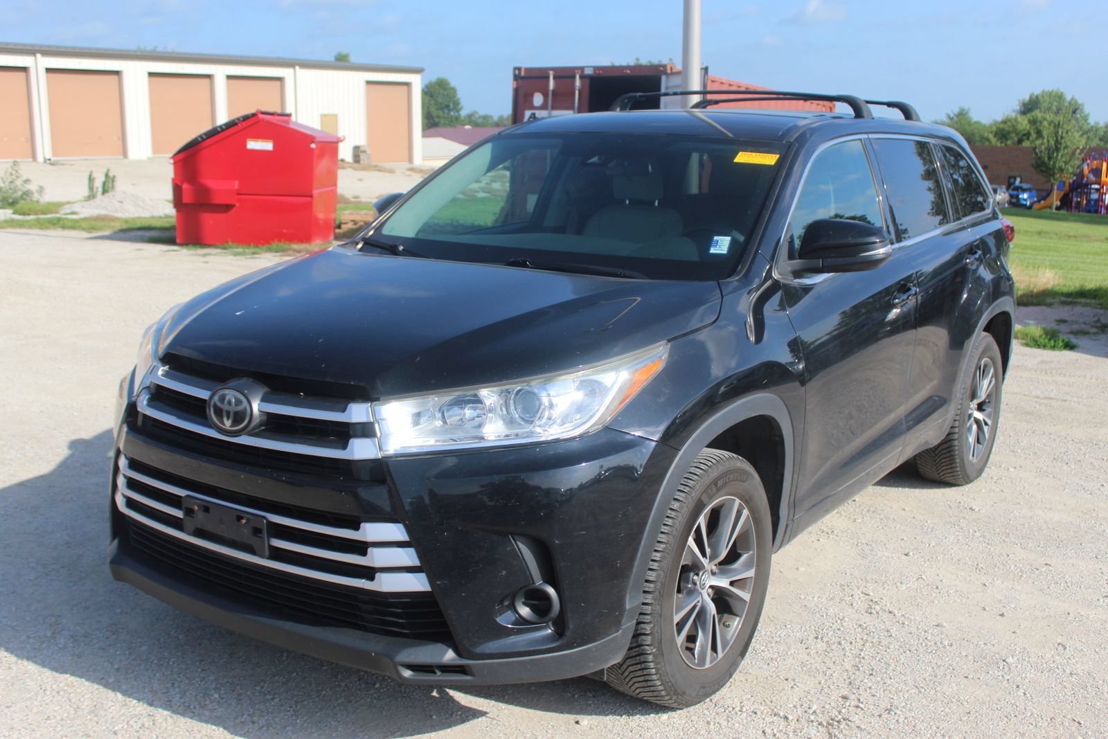 Used 2017 Toyota Highlander LE w/ Carpet Mat Package FWD image 2