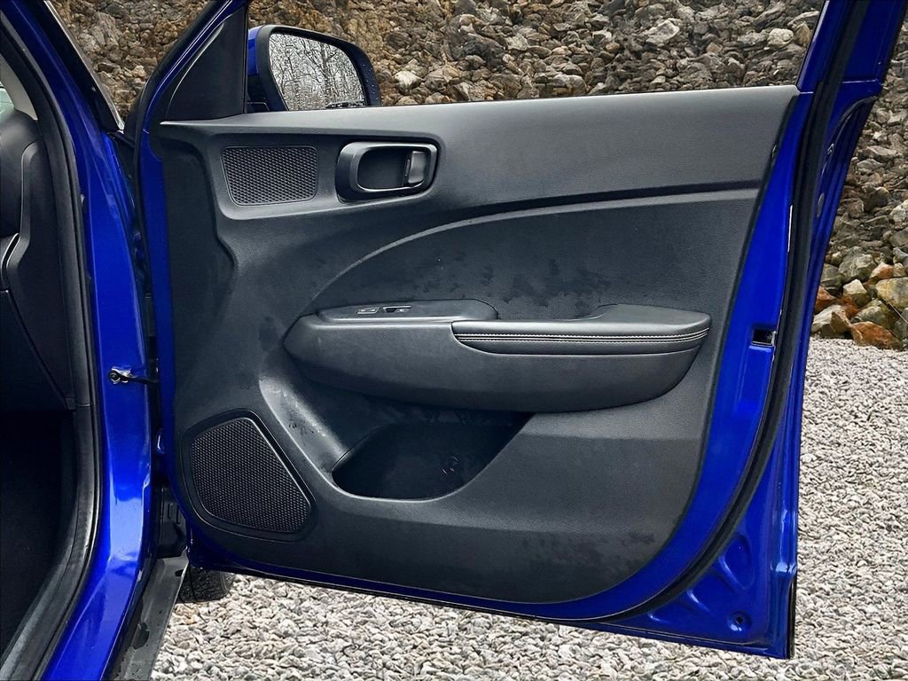 Used 2023 Hyundai Venue Limited w/ Cargo Package image 21