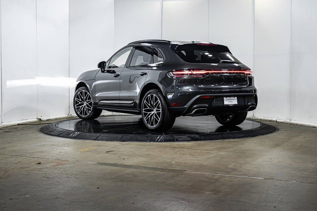 Certified 2025 Porsche Macan image 3