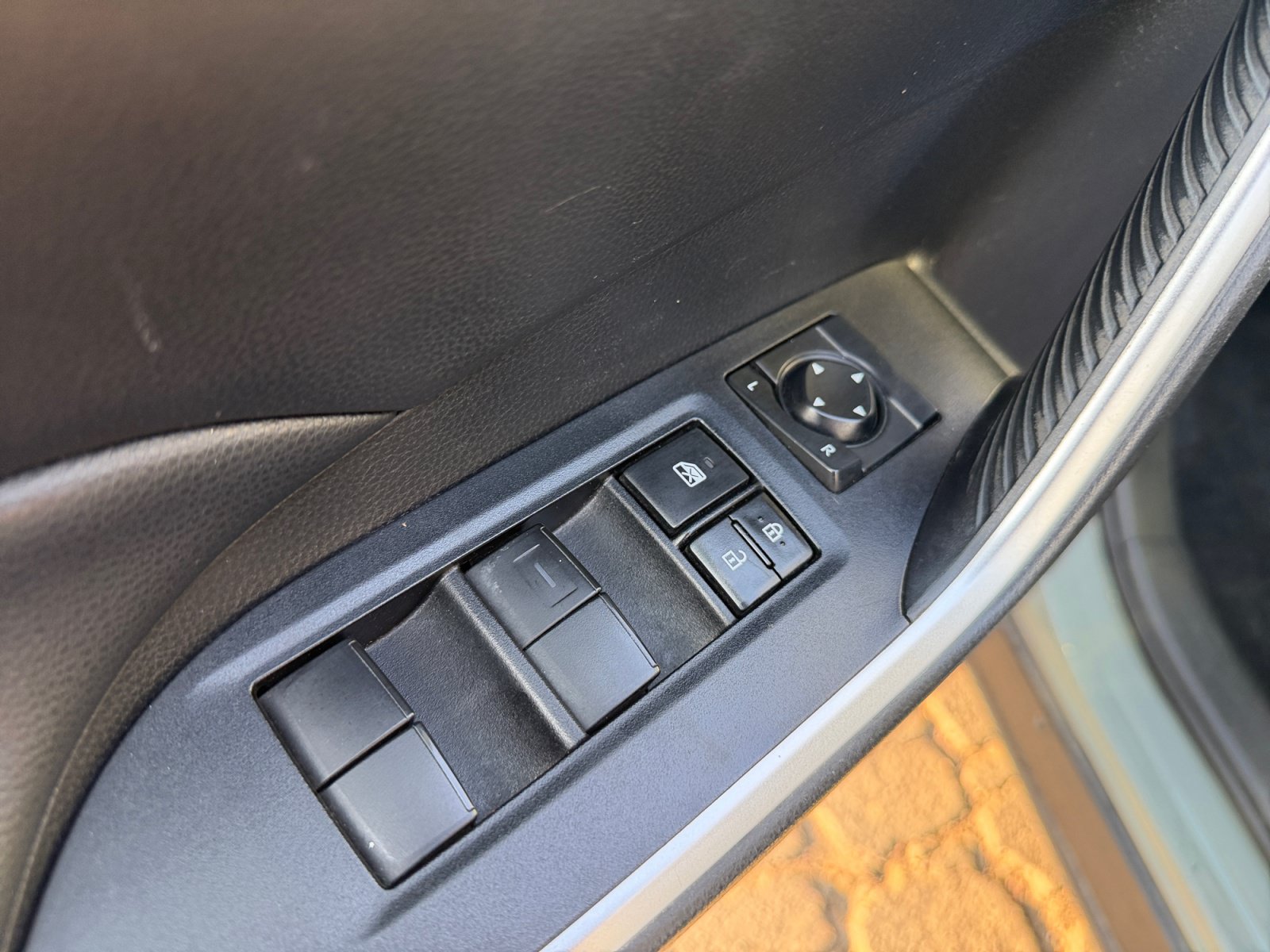 Used 2021 Toyota RAV4 XLE w/ Convenience Package FWD image 17