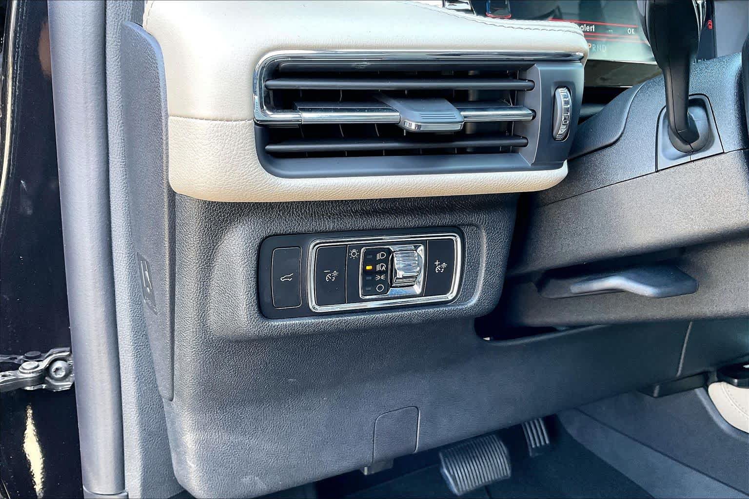 Used 2025 Lincoln Corsair FWD image 32