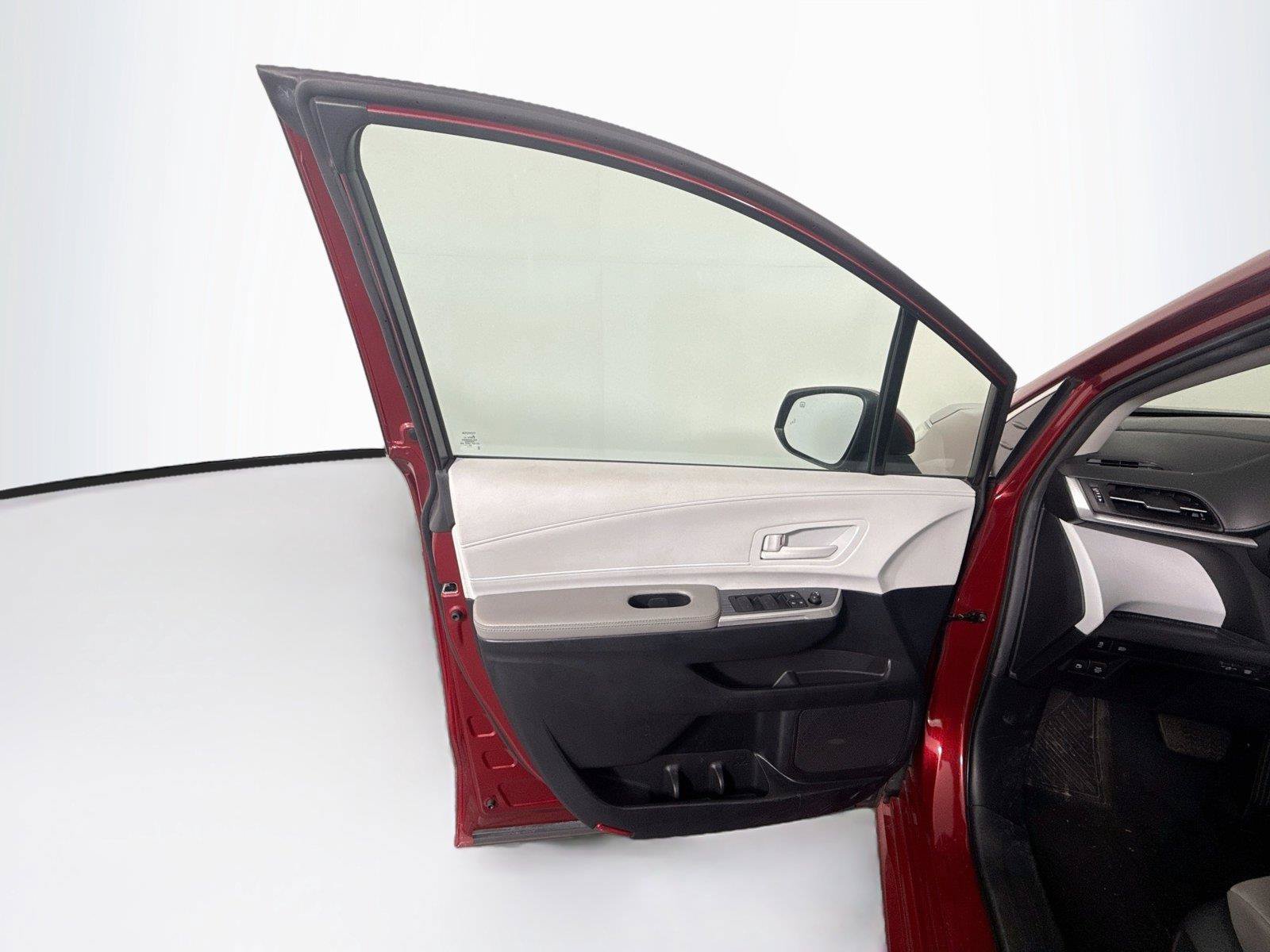 Used 2025 Toyota Sienna LE FWD image 11
