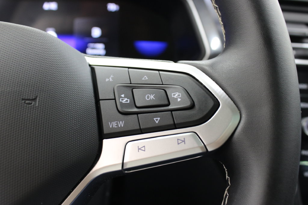 Used 2024 Volkswagen Tiguan SE w/ Panoramic Sunroof Package FWD image 26