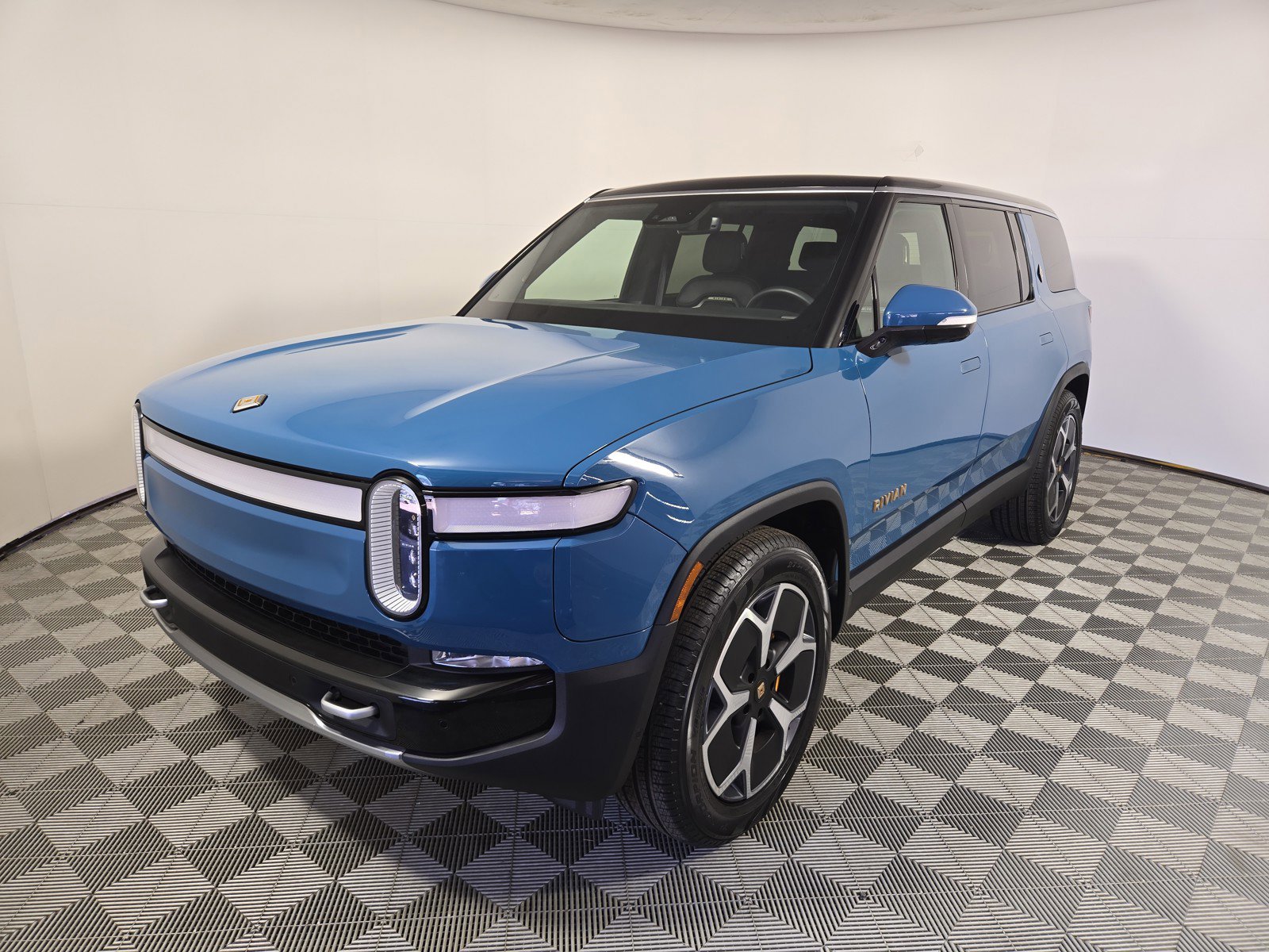 Used 2024 Rivian R1S Adventure