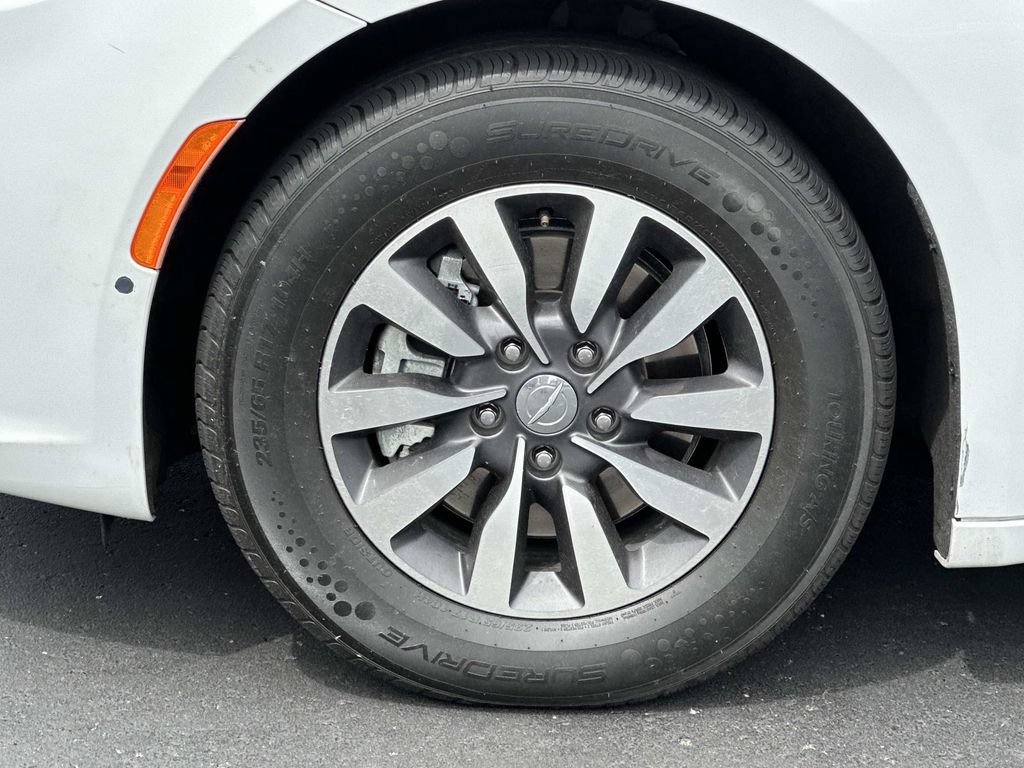 Used 2021 Chrysler Pacifica Touring-L FWD image 9