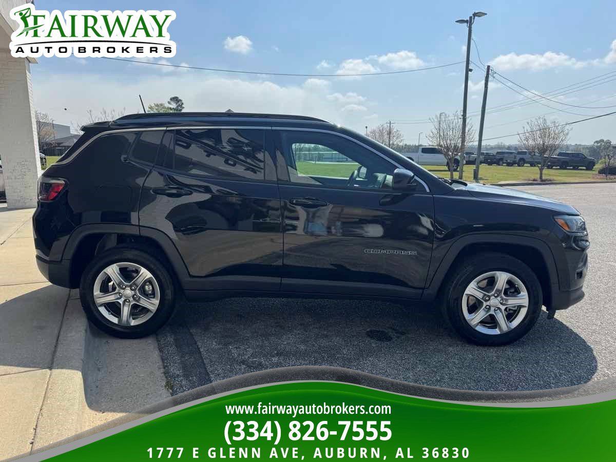 Used 2023 Jeep Compass Latitude w/ Sun and Sound Group AWD/4WD image 5
