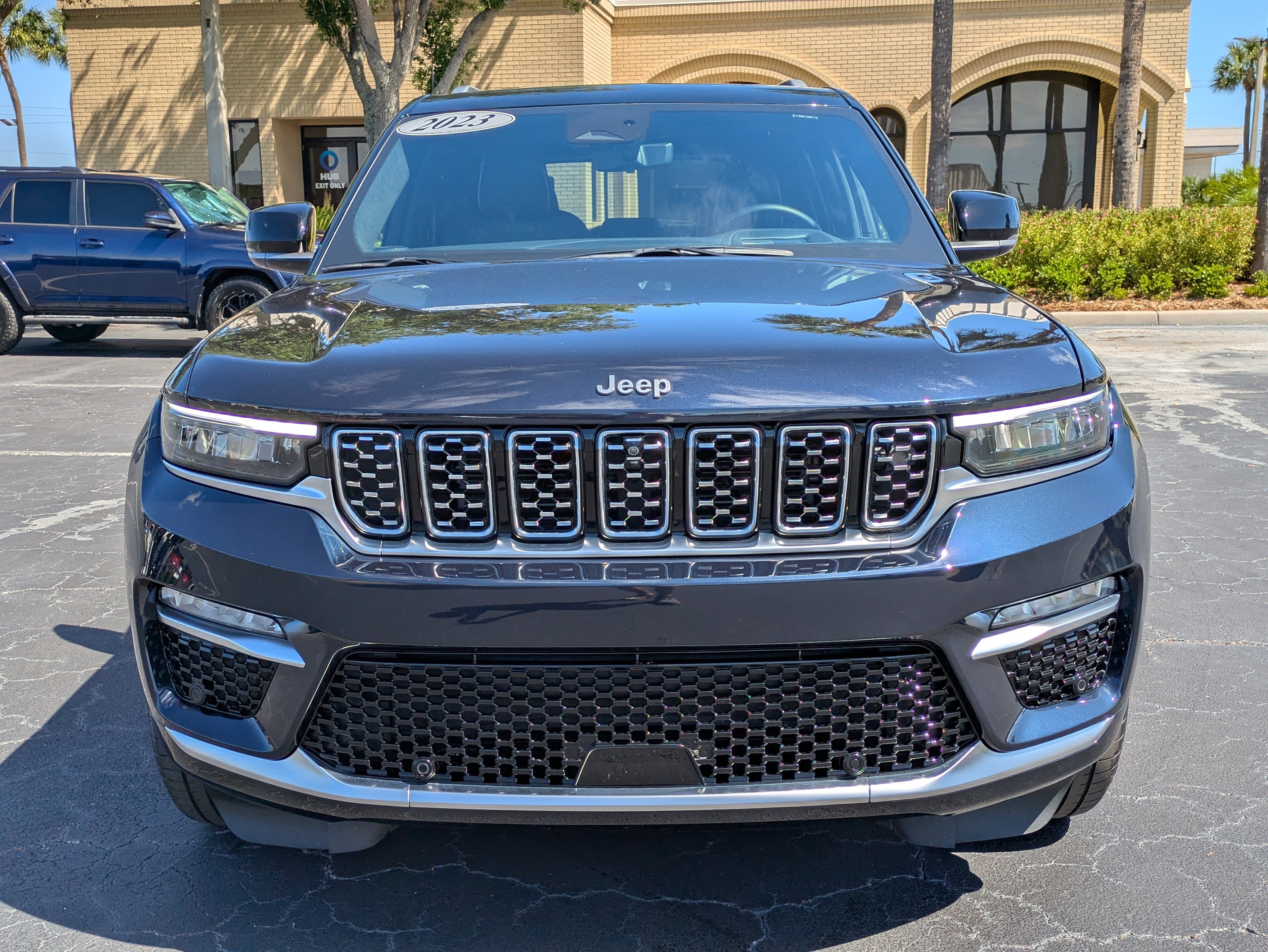 Used 2023 Jeep Grand Cherokee Summit AWD/4WD image 8