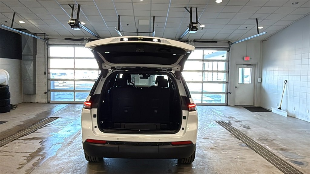 Used 2025 Jeep Grand Cherokee L Altitude image 16