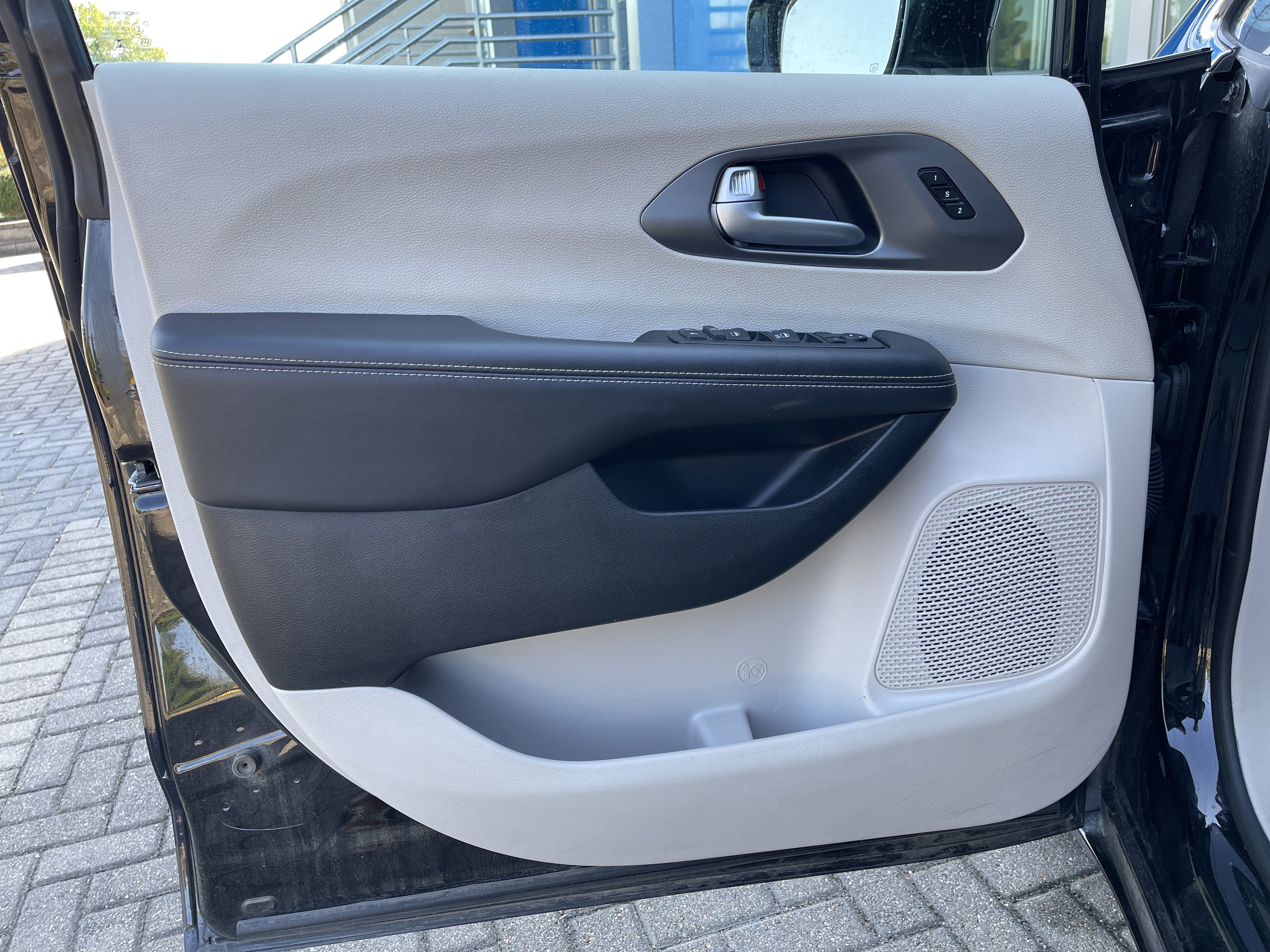 Used 2024 Chrysler Pacifica Touring-L image 13