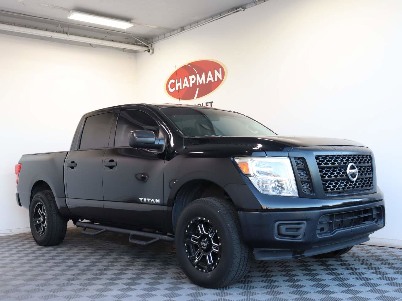 Used 2018 Nissan Titan S image 1