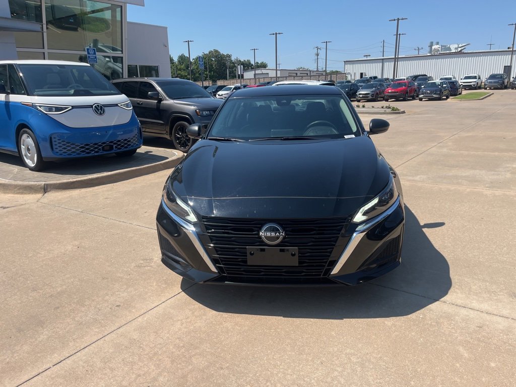 Used 2024 Nissan Altima 2.5 SV image 2