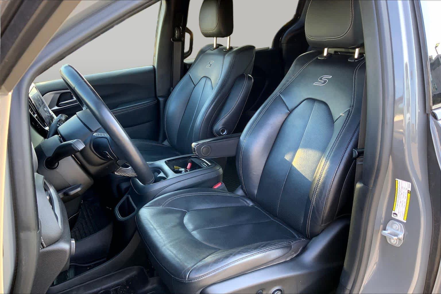 Used 2021 Chrysler Pacifica Touring-L w/ Uconnect Theater Family Group FWD image 7