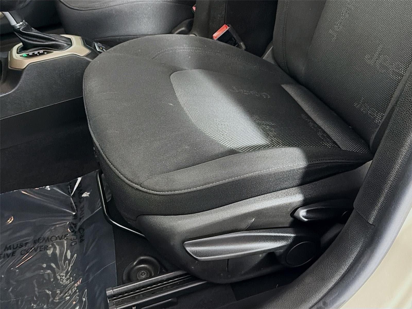 Used 2015 Jeep Renegade Latitude FWD image 20