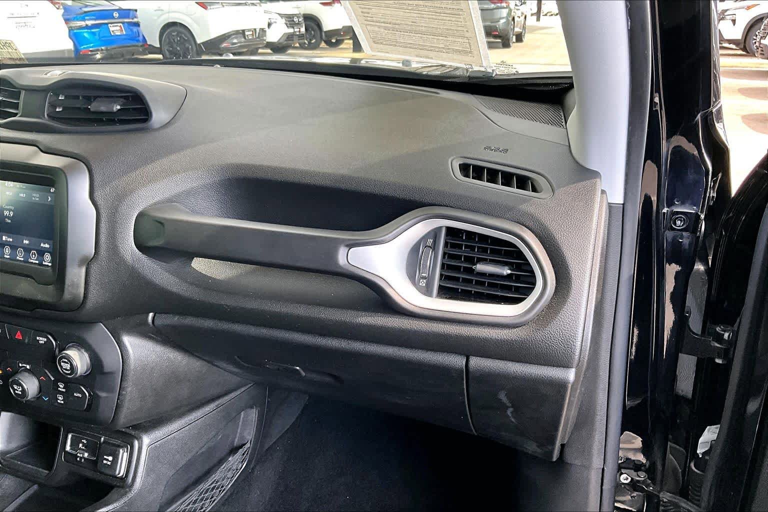Used 2018 Jeep Renegade Latitude w/ Popular Equipment Group FWD image 18