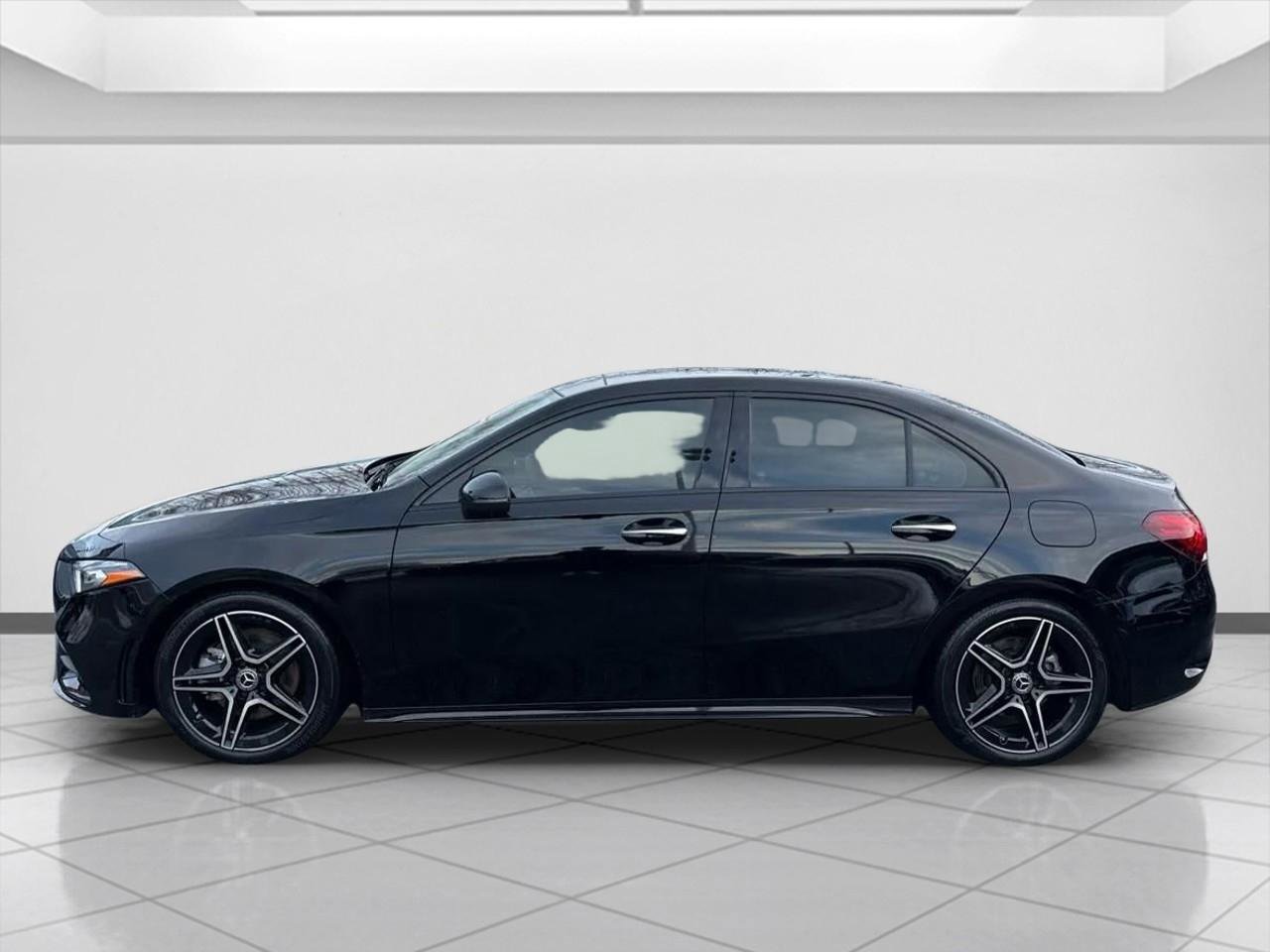 Used 2022 Mercedes-Benz A 220 4MATIC w/ AMG Line image 3