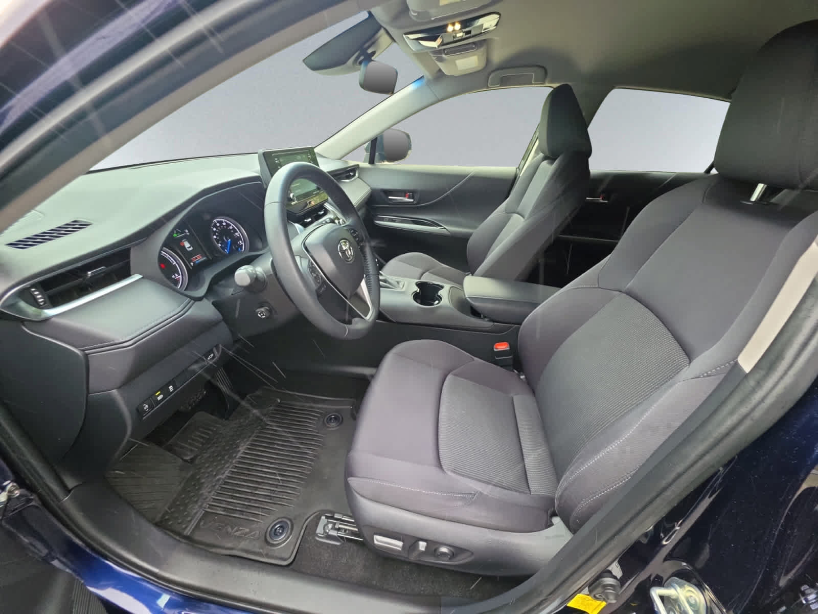 Used 2022 Toyota Venza LE AWD/4WD image 7