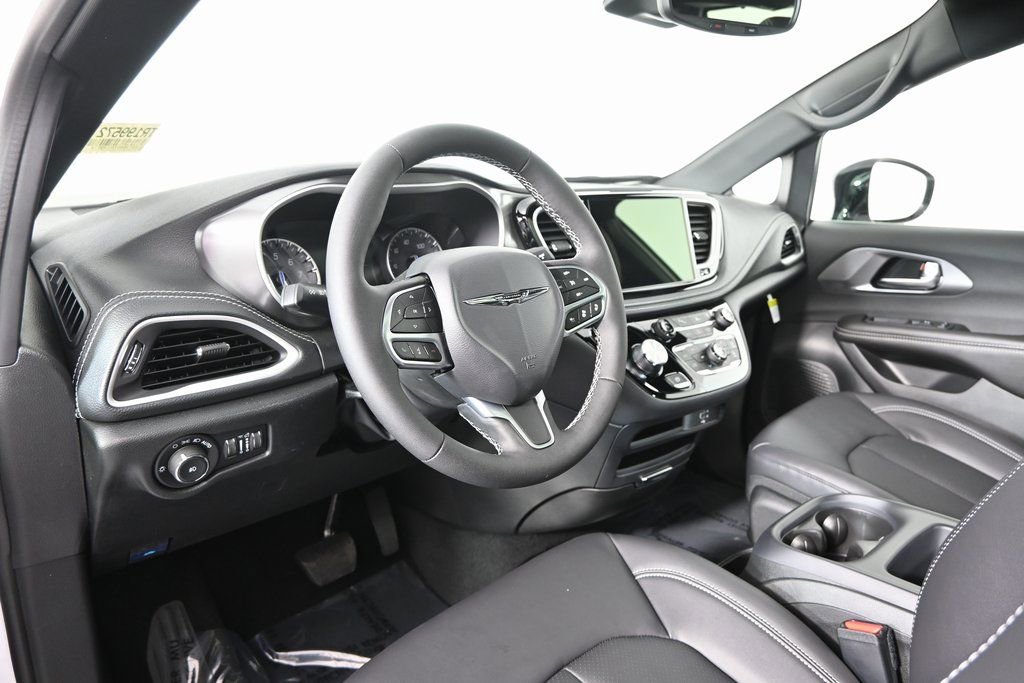 New 2026 Chrysler Pacifica Select image 24