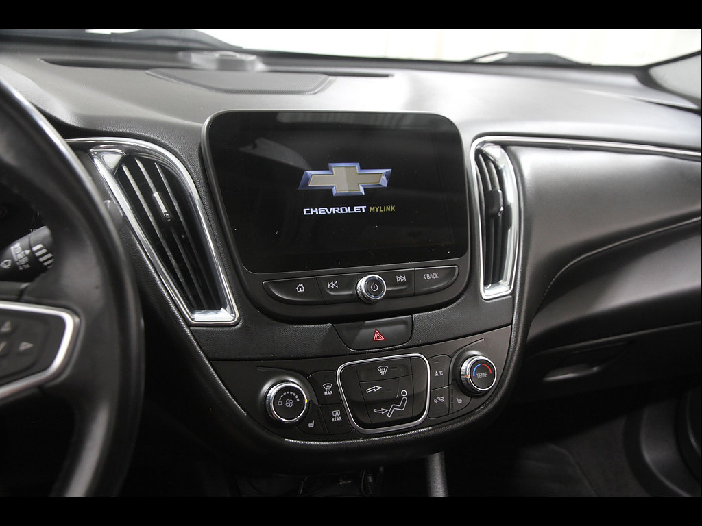 Used 2018 Chevrolet Malibu LT w/ Leather Package FWD image 9
