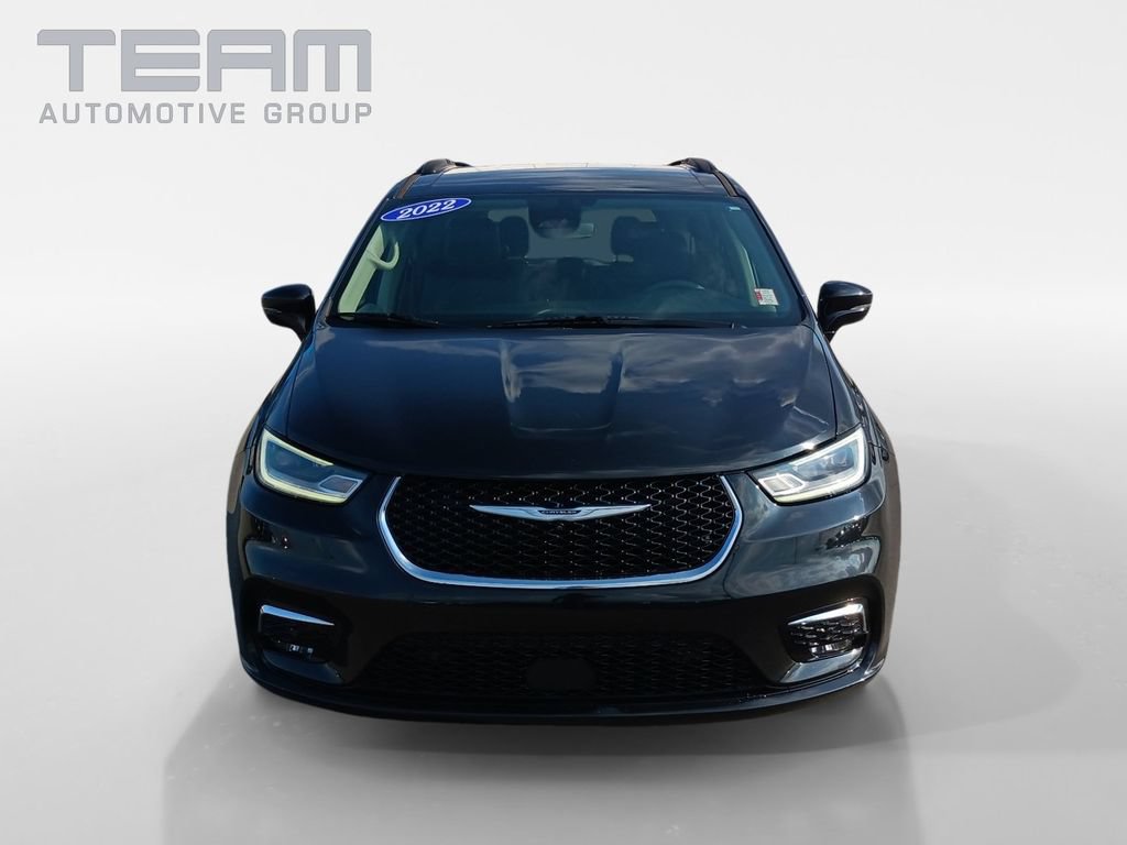 Used 2022 Chrysler Pacifica Touring-L w/ Uconnect Theater Family Group FWD image 2