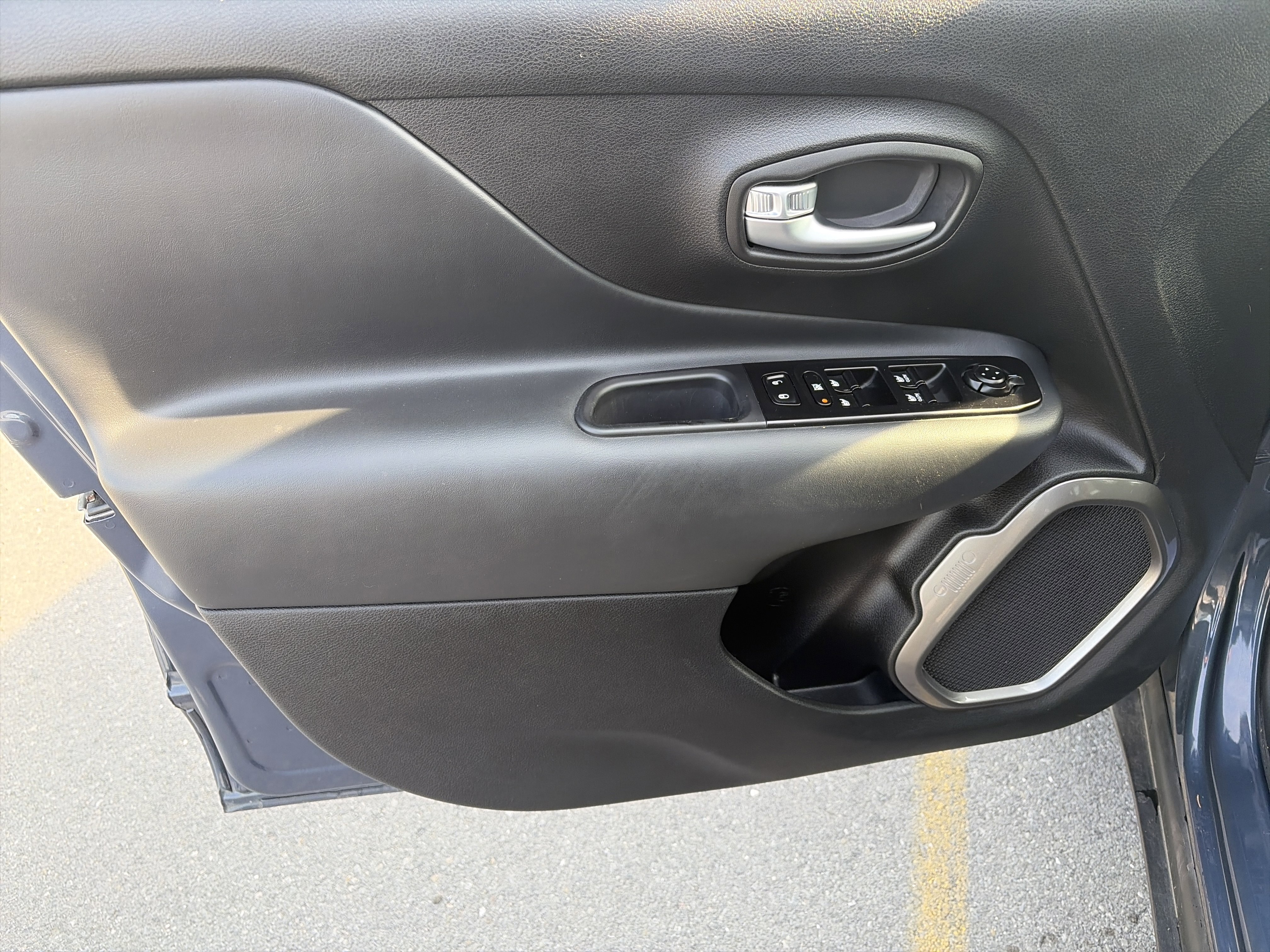 Used 2022 Jeep Renegade Latitude AWD/4WD image 15
