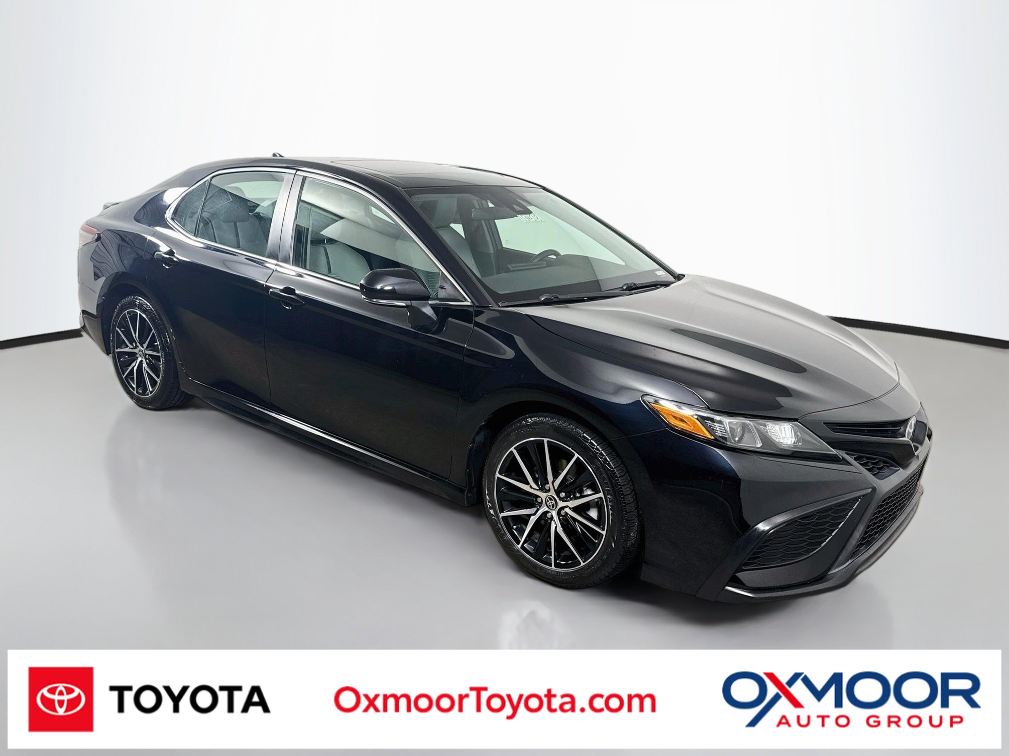 Used 2021 Toyota Camry SE FWD image 1