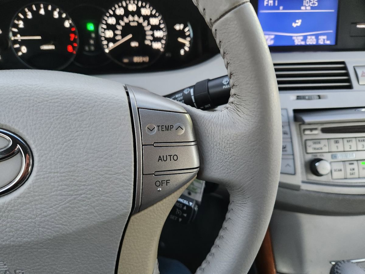 Used 2005 Toyota Avalon XLS image 19