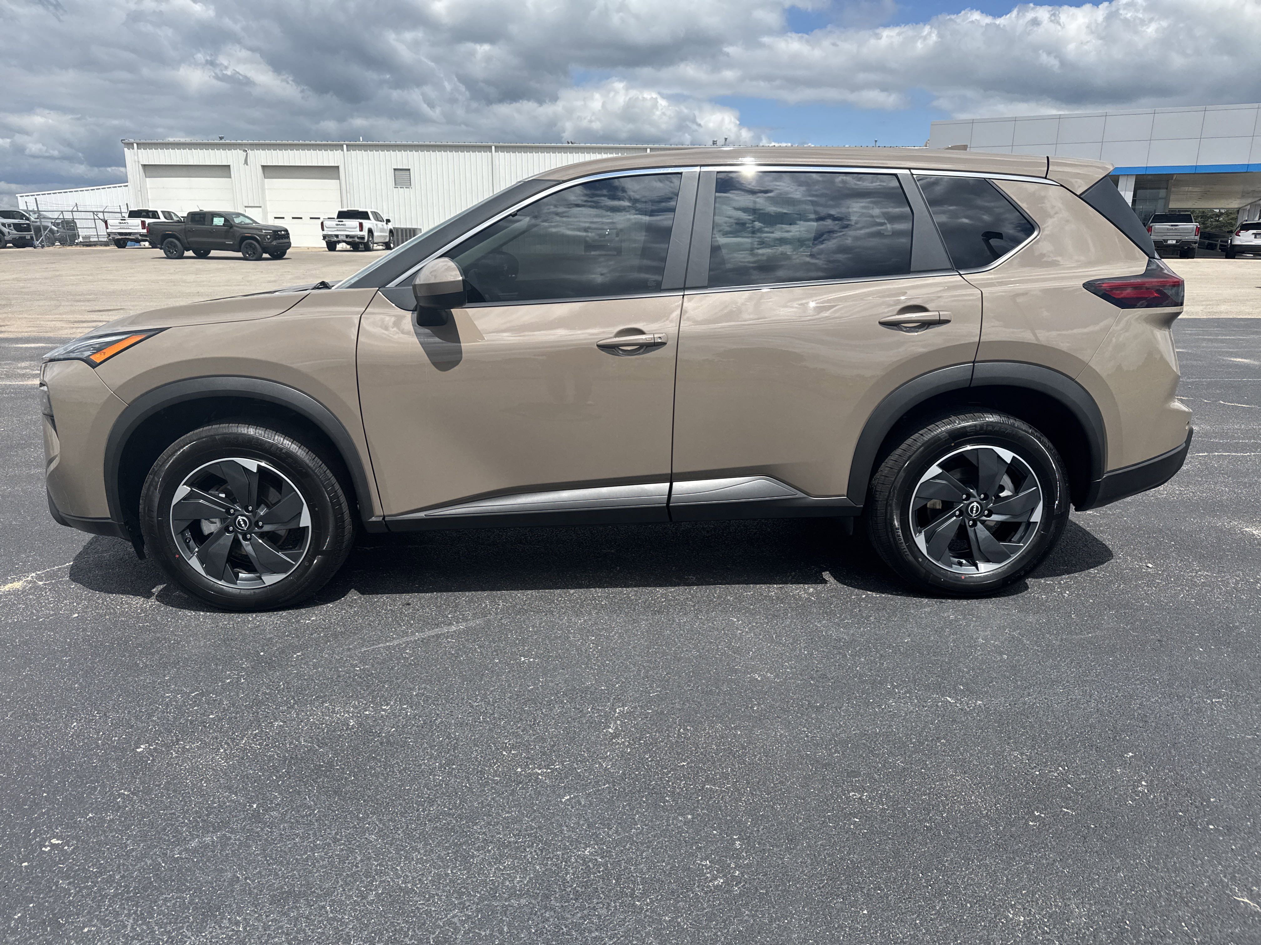 Used 2025 Nissan Rogue SV image 2