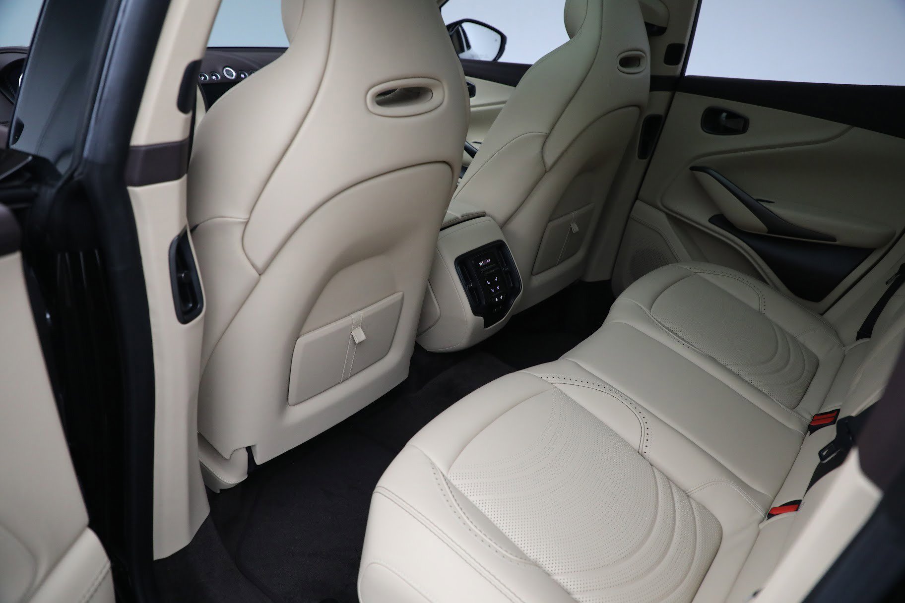 Used 2022 Aston Martin DBX AWD/4WD image 18
