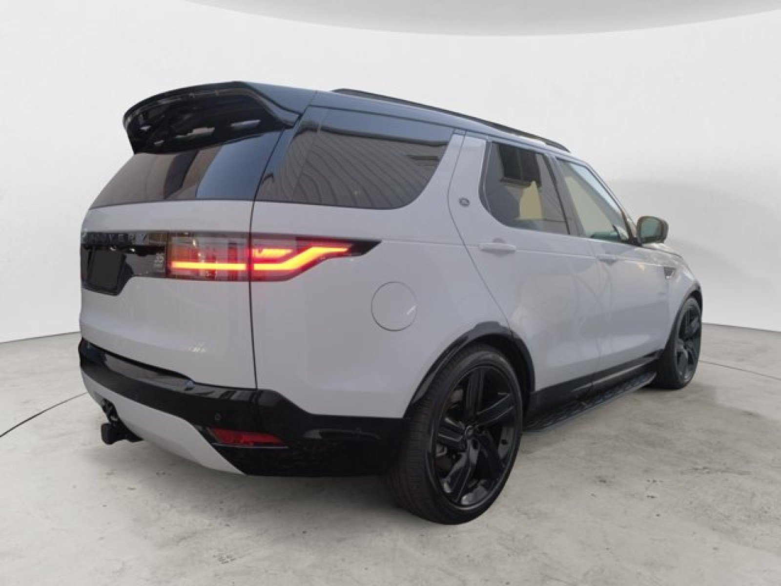 Certified 2025 Land Rover Discovery Dynamic SE AWD/4WD image 5